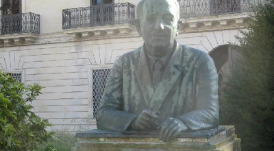 Lucugnano - Piazza Girolamo Comi - Busto bronzeo del poeta Girolamo Comi,...